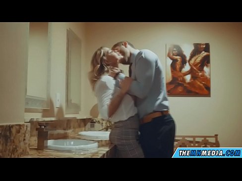 ❤️ Nigbati bilondi ti oyan ba tan ọ ni yara isinmi ti gbogbo eniyan ❤️ Ibalopo ❌❤